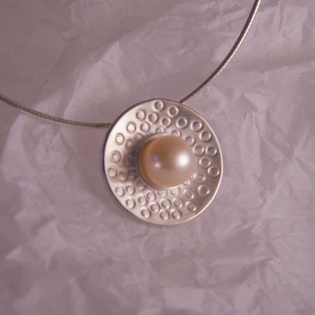 Collier mit lachsfarbener Perle aus Silber